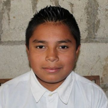 Oscar is in the 7th grade. He has three brothers and dreams of becoming a lawyer.